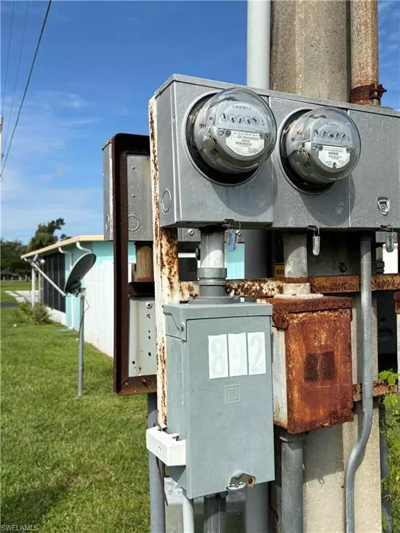 North Fort Myers, FL 33917,892 Homestead DR