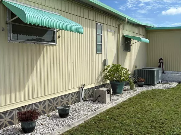 North Fort Myers, FL 33917,892 Homestead DR