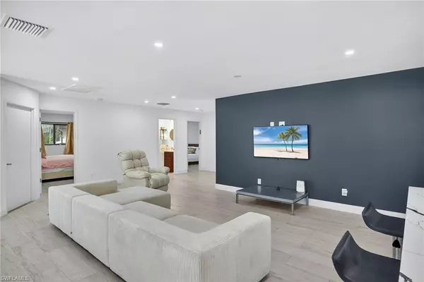 North Fort Myers, FL 33903,1672 Many RD