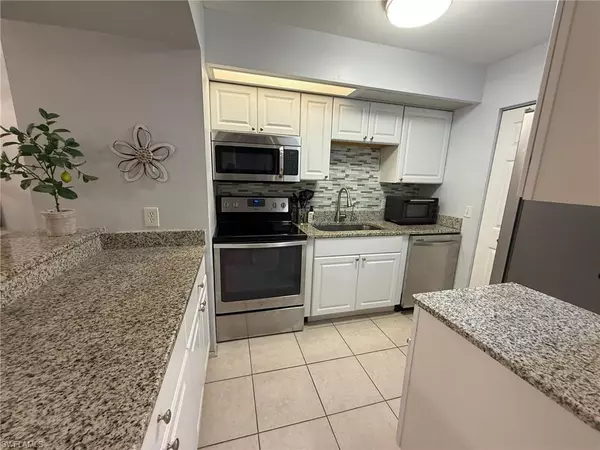 Fort Myers, FL 33919,14900 Summerlin Woods DR #13