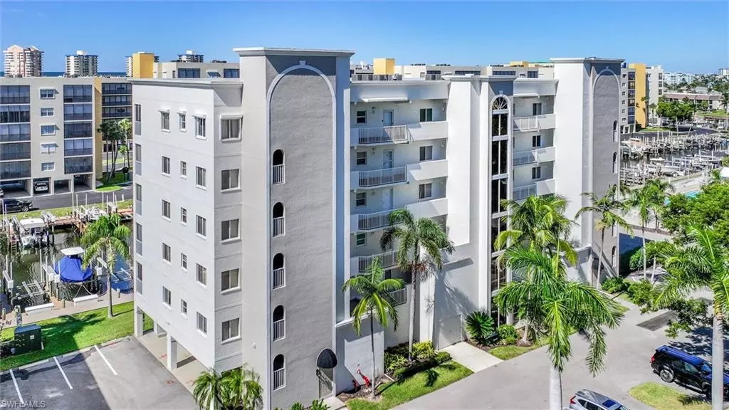 Fort Myers Beach, FL 33931,4361 Bay Beach LN #424