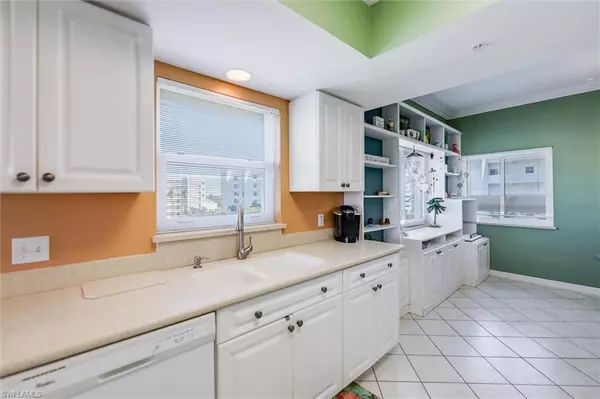Fort Myers Beach, FL 33931,4361 Bay Beach LN #424