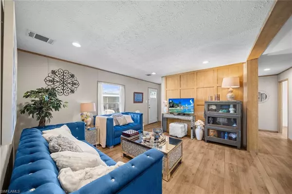 North Fort Myers, FL 33917,372 Santa Fe TRL