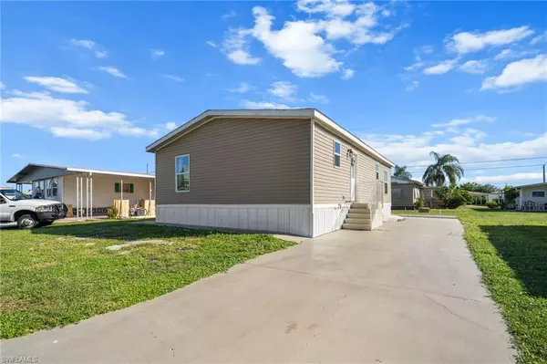 372 Santa Fe TRL, North Fort Myers, FL 33917