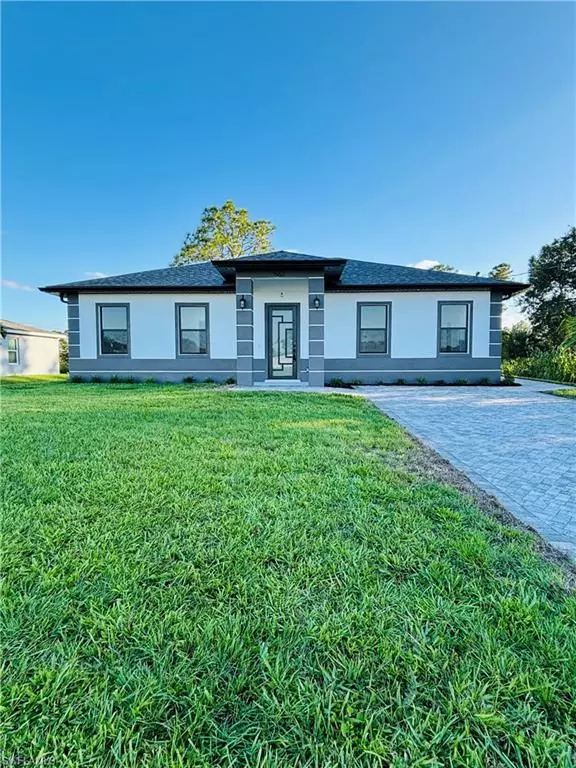 Lehigh Acres, FL 33972,563 Oakshire LN