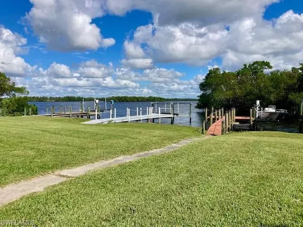 Fort Myers, FL 33905,325 Shoreland DR E