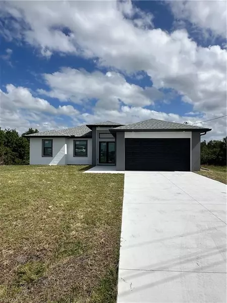 569 Bourse CIR, Lehigh Acres, FL 33974