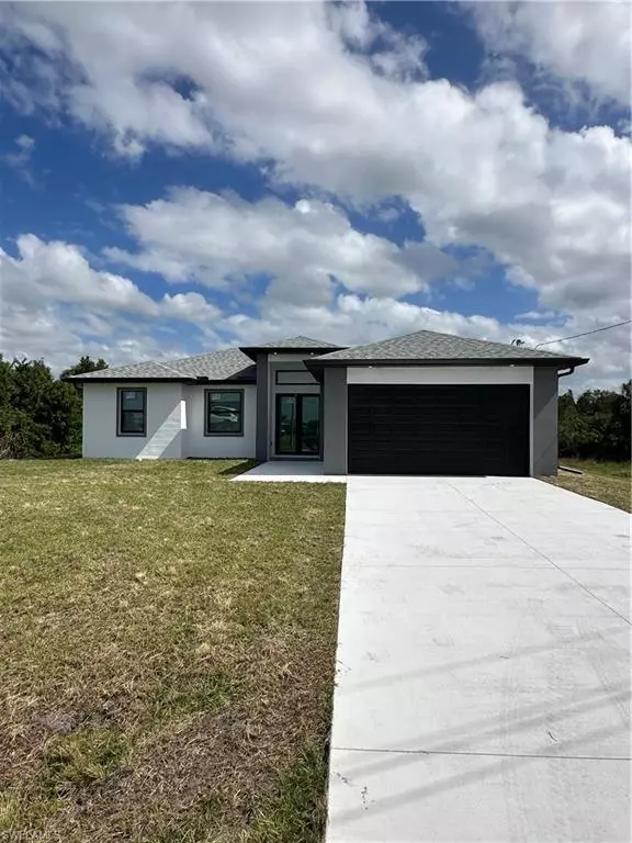 569 Bourse CIR, Lehigh Acres, FL 33974