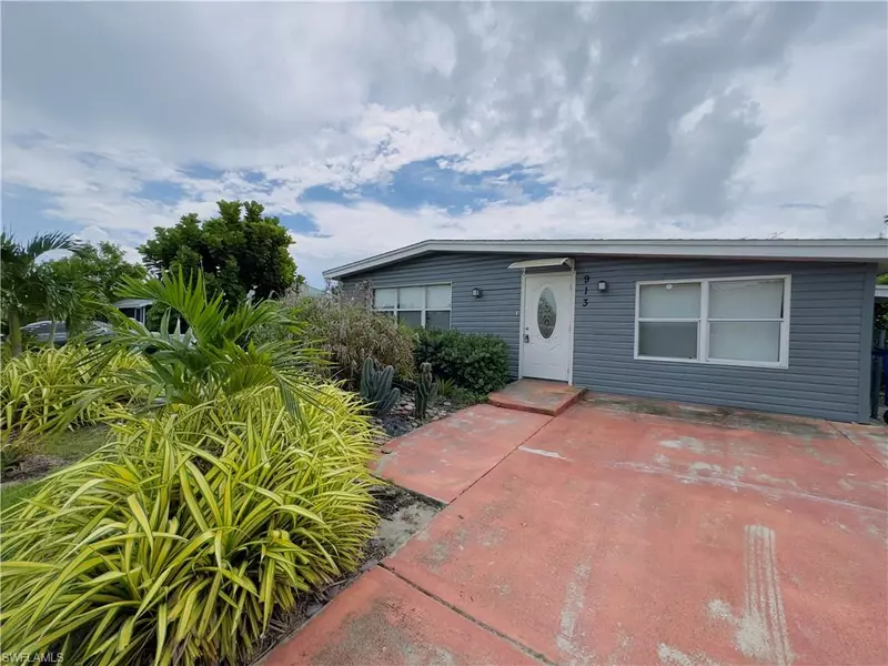 913 Hudson AVE, Lehigh Acres, FL 33936