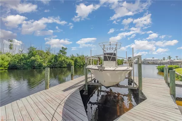 Fort Myers Beach, FL 33931,17711 Canal Cove CT