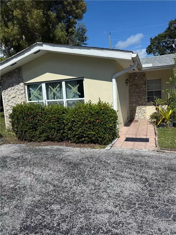 Naples, FL 34116,4149 Golden Gate PKWY #101