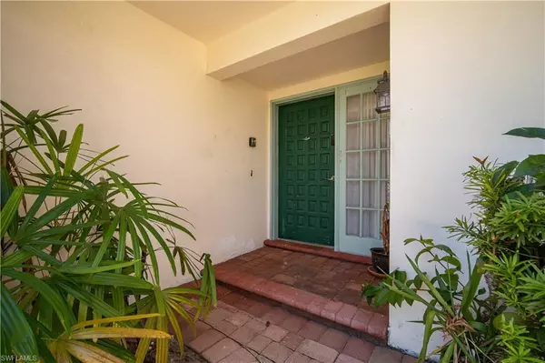 Fort Myers, FL 33919,10160 McGregor BLVD