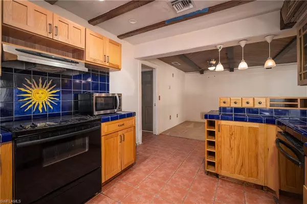 Fort Myers, FL 33919,10160 McGregor BLVD