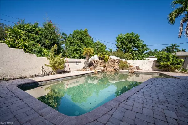 Fort Myers, FL 33919,10160 McGregor BLVD