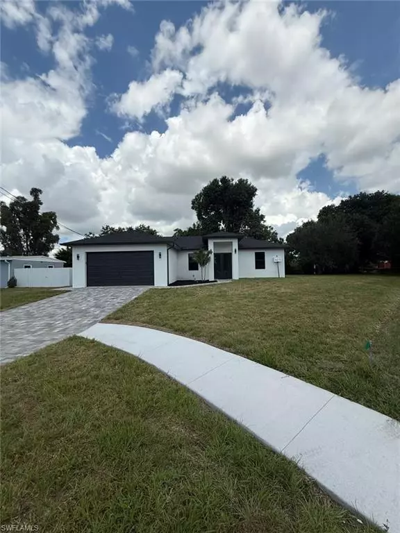 North Fort Myers, FL 33903,953 lakeview DR