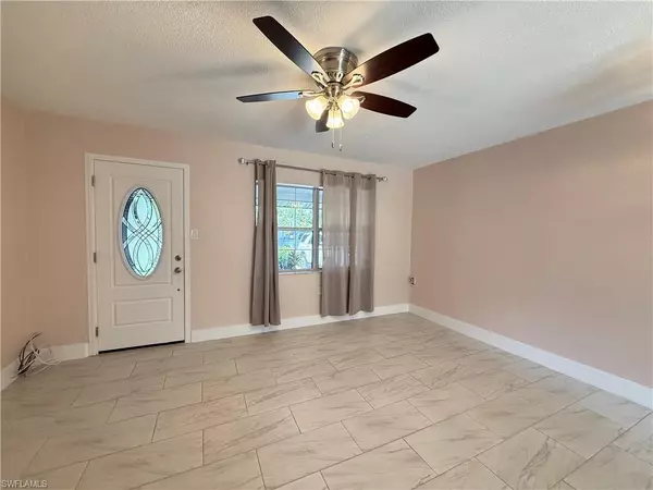 Fort Myers, FL 33905,327 Montgomery AVE