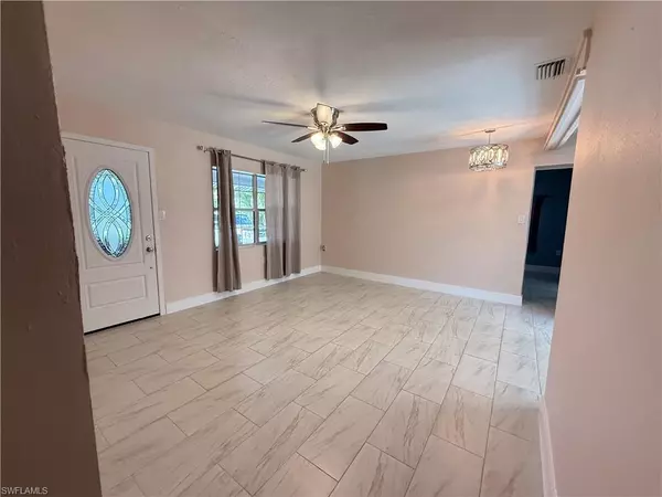 Fort Myers, FL 33905,327 Montgomery AVE