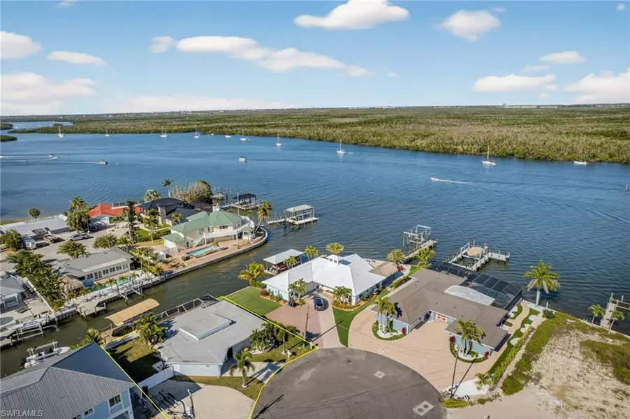 467 Madison CT, Fort Myers Beach, FL 33931