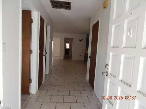 Cape Coral, FL 33990,924 SE 24th AVE #A