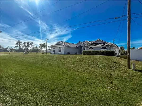 Cape Coral, FL 33991,823 SW 10th ST