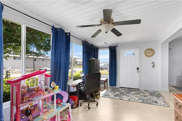 Cape Coral, FL 33904,4932 Nassau CT