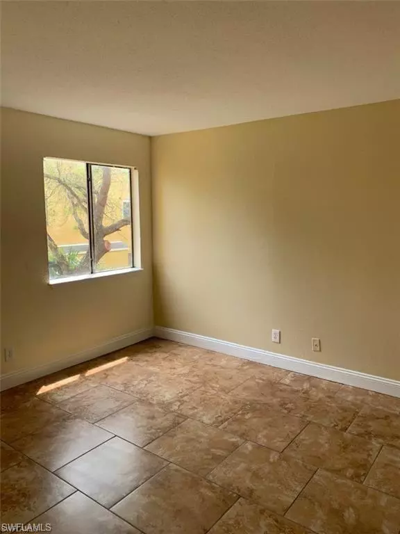 Fort Myers, FL 33916,2855 Winkler AVE #111