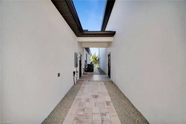 Cape Coral, FL 33991,639 SW 18th CT