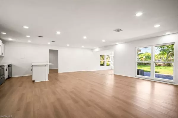 Fort Myers, FL 33919,4293 island CIR #2