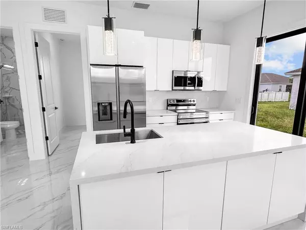 Lehigh Acres, FL 33971,916 Sara AVE N