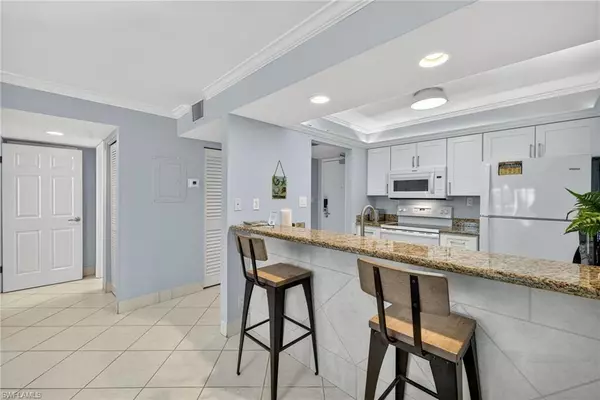 Sanibel, FL 33957,1501 Middle Gulf DR #305F