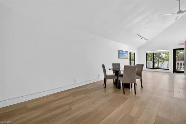 Sanibel, FL 33957,1101 Periwinkle WAY #D1