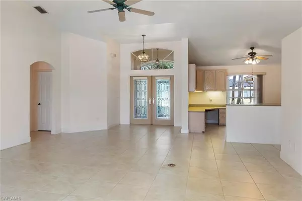 Cape Coral, FL 33990,422 SE 12th CT