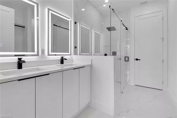 Cape Coral, FL 33909,928 NE 8th PL