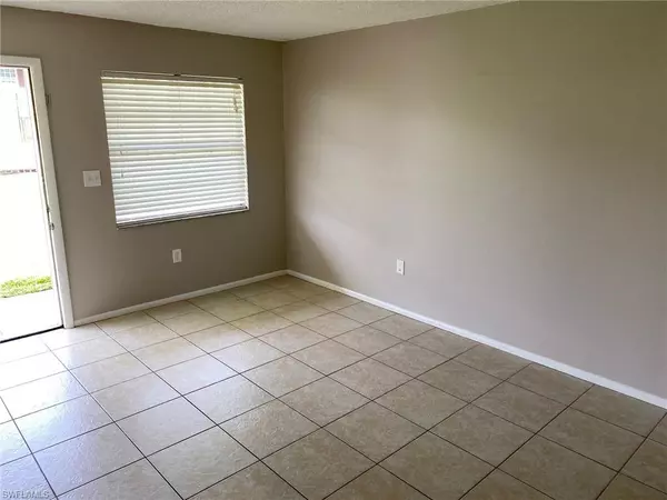 Naples, FL 34105,3325 Airport RD N #L2