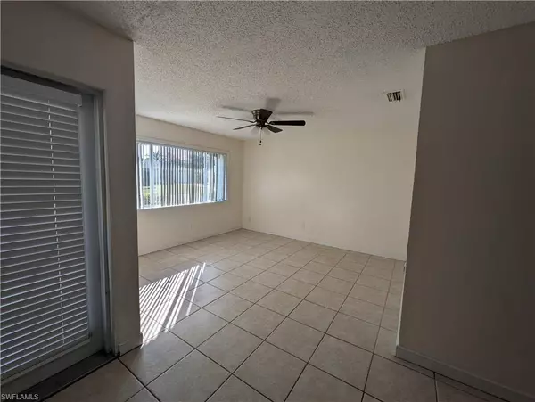 Cape Coral, FL 33990,927 SE 19th ST