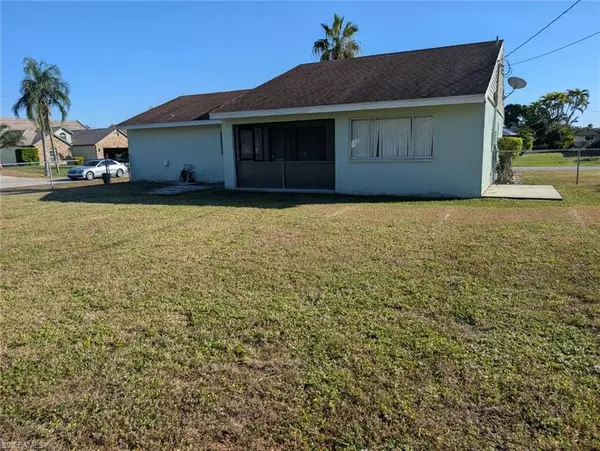 Cape Coral, FL 33990,927 SE 19th ST