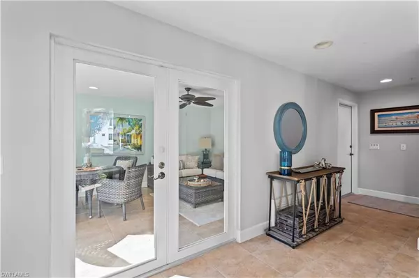 Naples, FL 34102,1104 6th ST S #1