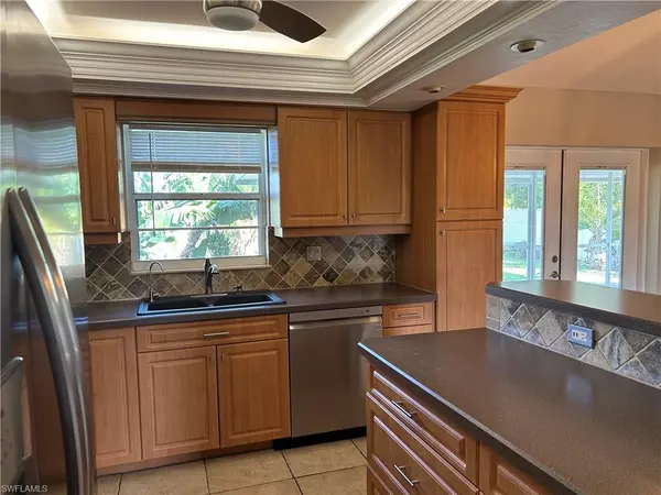 Cape Coral, FL 33990,717 SE 10th AVE