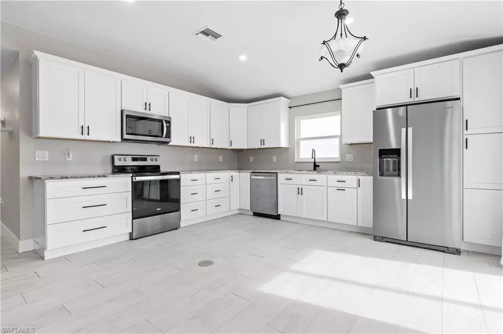 Cape Coral, FL 33990,606 SE 2nd TER