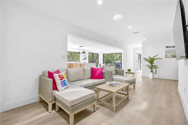 Sanibel, FL 33957,1105 Skiff PL