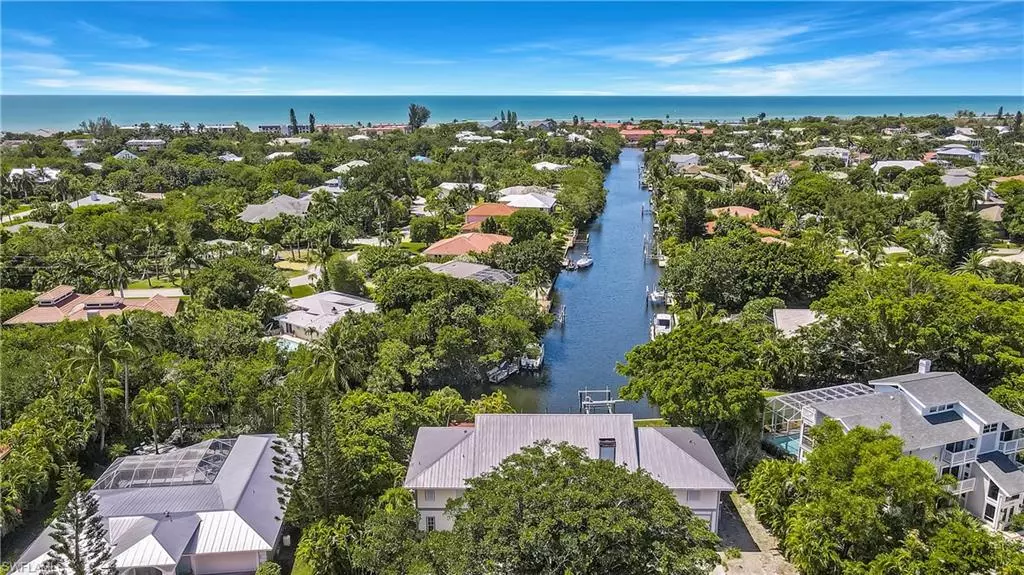 Sanibel, FL 33957,737 Periwinkle WAY