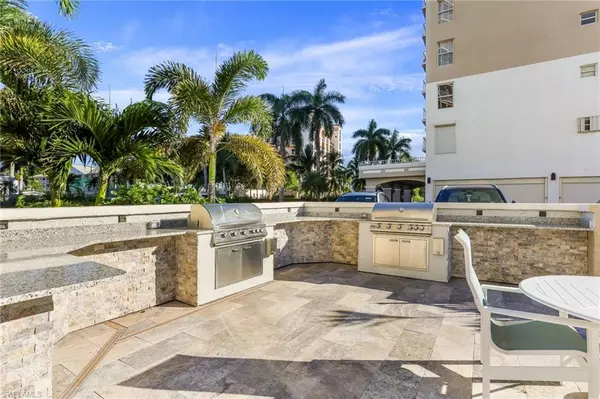 Naples, FL 34108,10691 Gulf Shore DR #1001