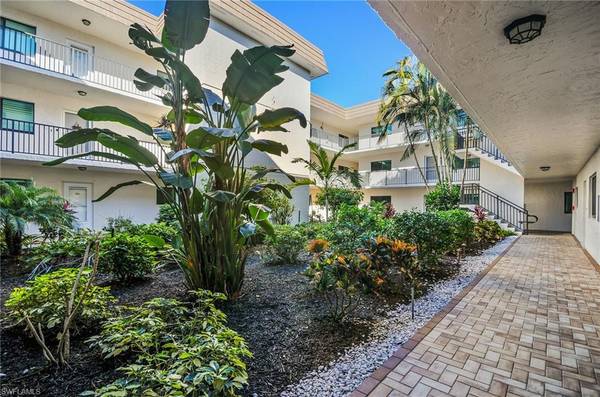 788 Park Shore DR #B21, Naples, FL 34103