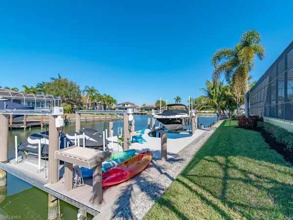 Marco Island, FL 34145,940 Moon CT