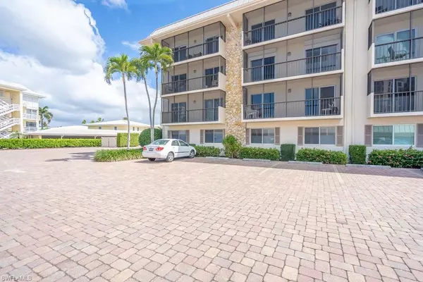 Naples, FL 34103,3200 Gulf Shore BLVD N #207