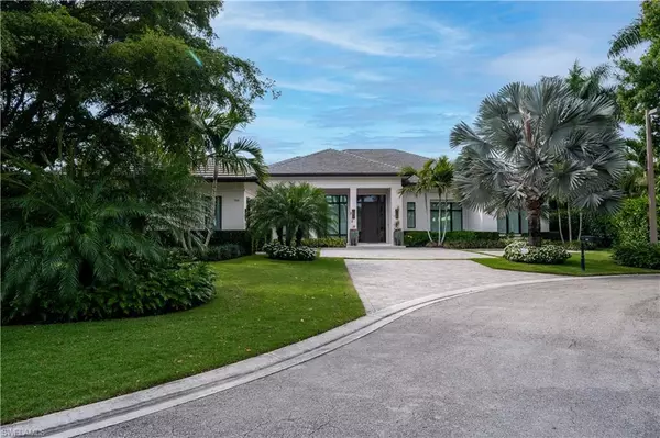 705 Hollybriar LN, Naples, FL 34108