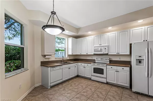 Naples, FL 34105,1335 Mariposa CIR #4-102