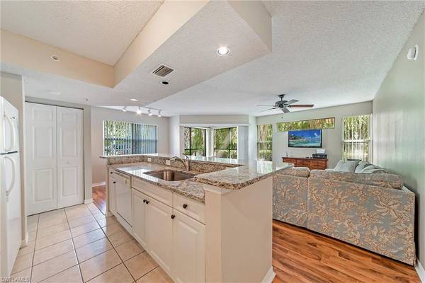 8960 Colonnades CT E #911, Bonita Springs, FL 34135