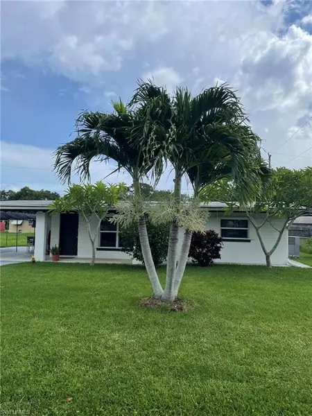 40 Victoria DR, North Fort Myers, FL 33917