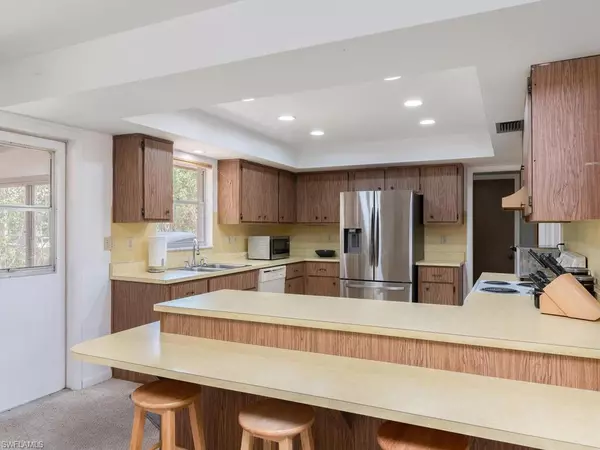 Marco Island, FL 34145,911 Dolphin CT